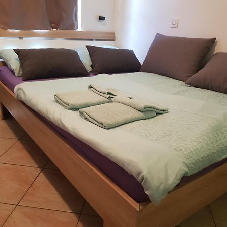 Apartmani Petra Pola Esterno foto