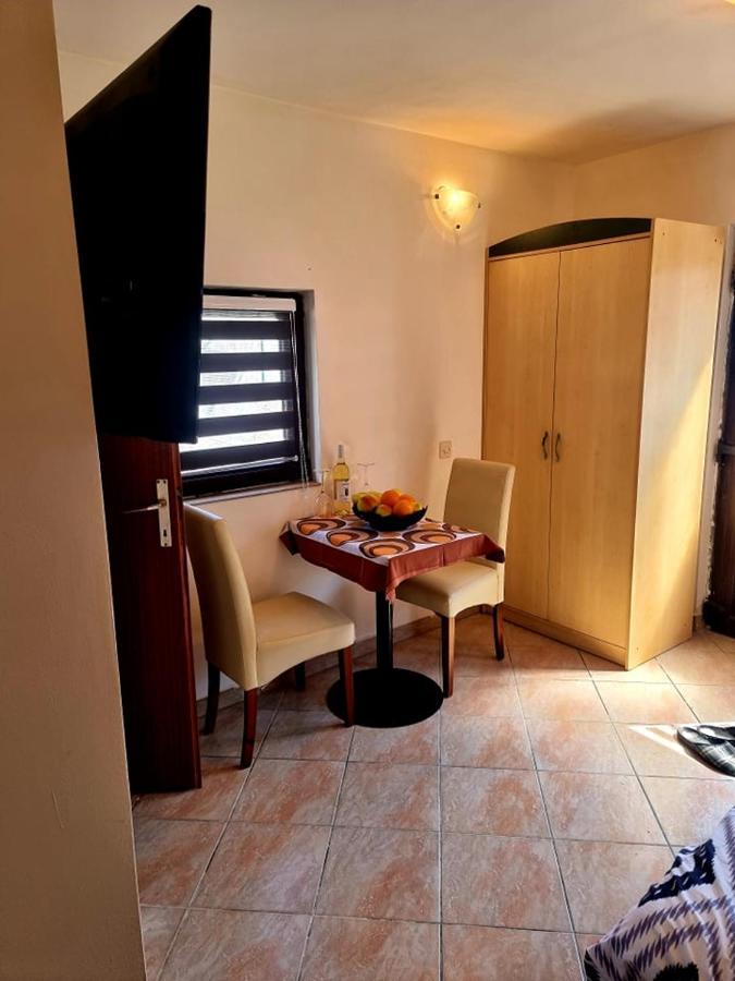 Apartmani Petra Pola Esterno foto